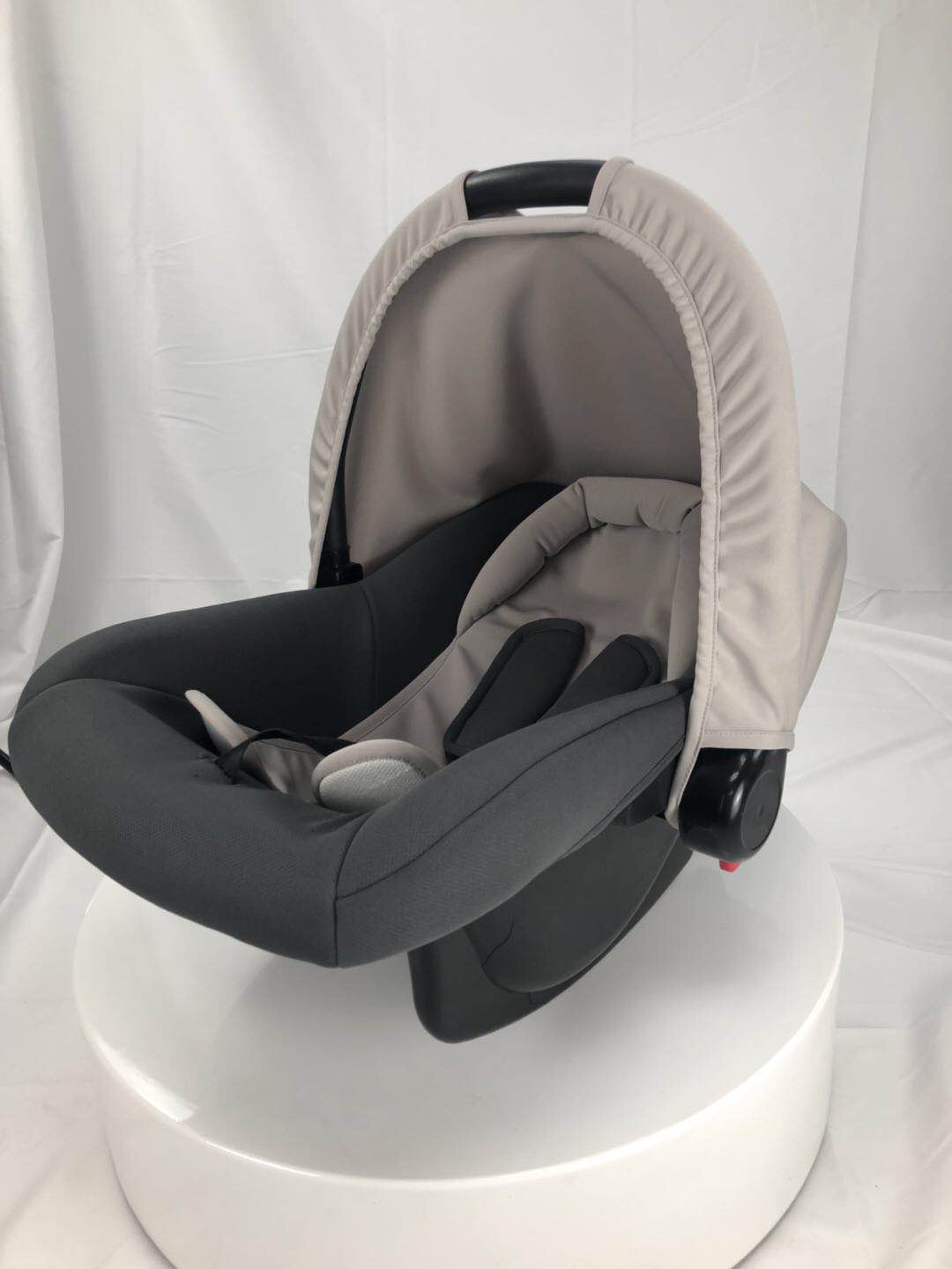 The car safety seat is a lightweight and portable five-point seat belt for babies aged 0-6 months details Picture