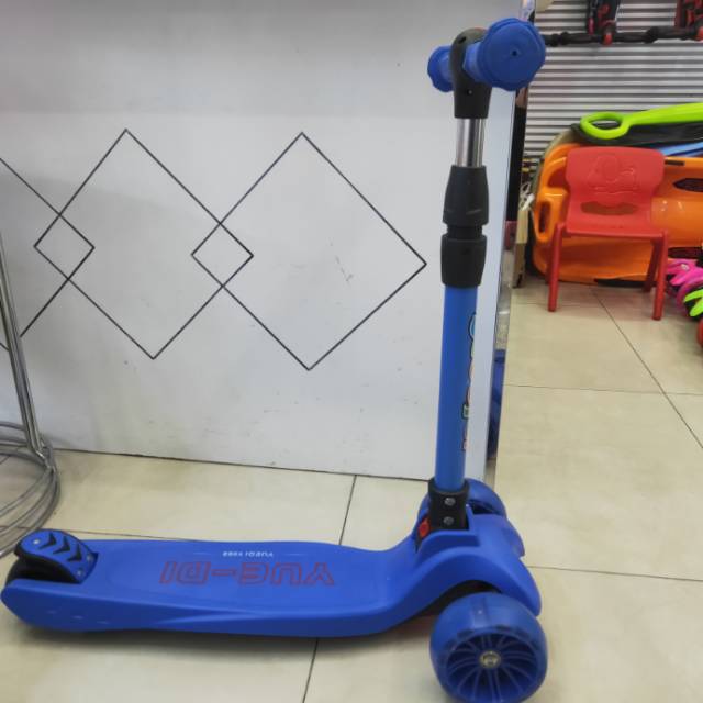 滑板车儿童玩具车幼儿玩具车直板车单脚踏板车