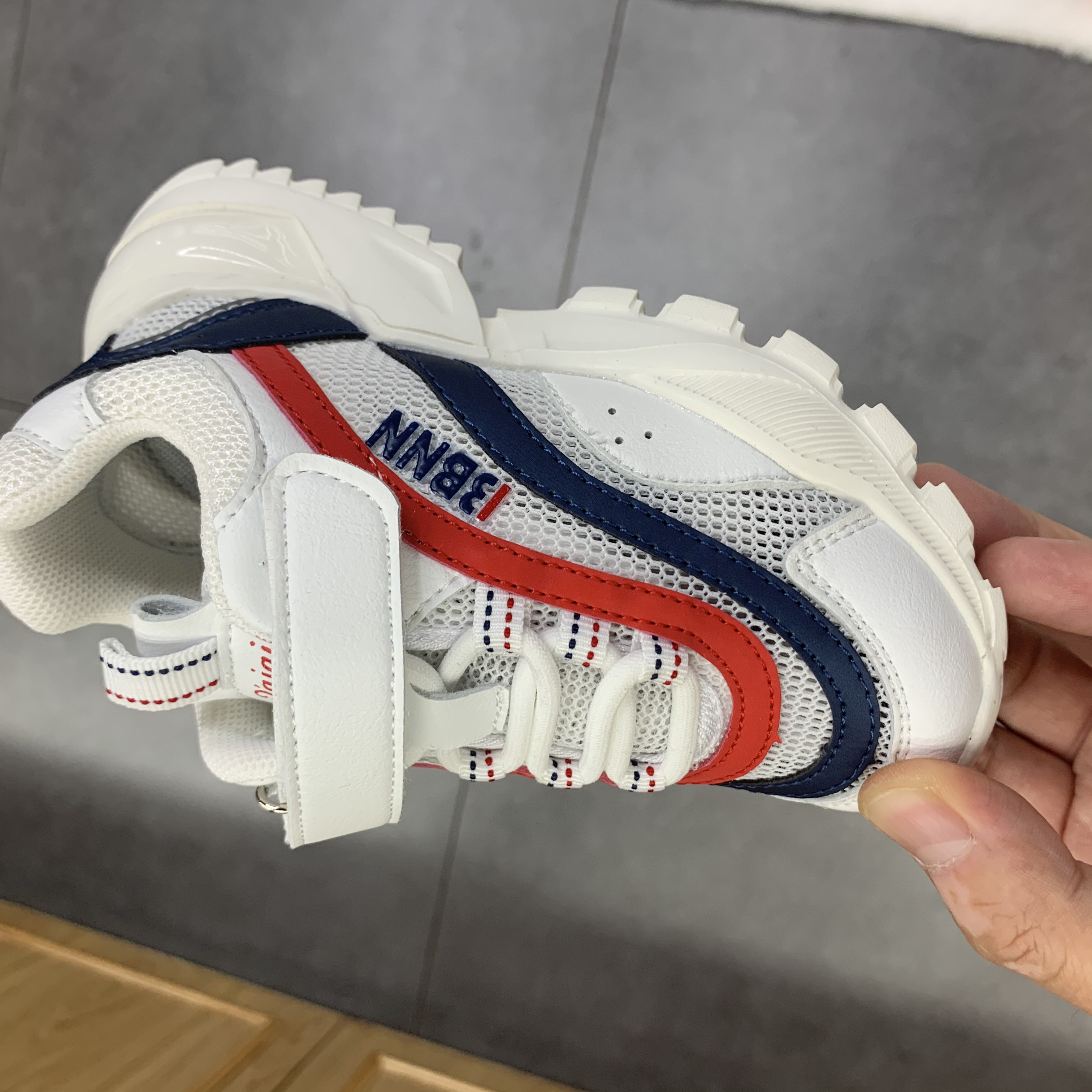 2020年软底细节装饰橡胶底运动鞋产品图