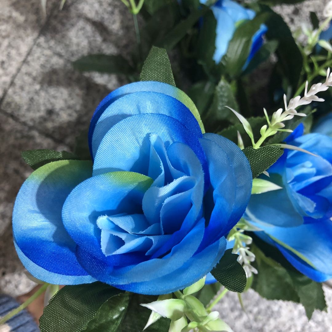 Factory direct sales of artificial flower silk fabric decoration, artificial prosperity rose flower bouquet, wedding road guide arrangement, artificial flowers 12 roses Specification image