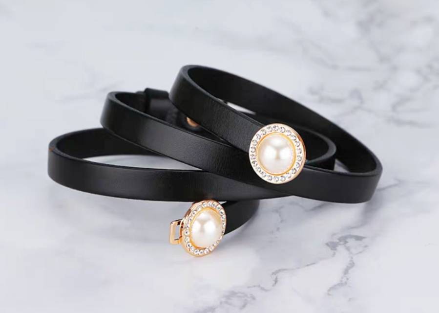 This simple and versatile Korean top-grain cowhide small belt with fine decoration pairs well with a dress and a fashionable waist chain