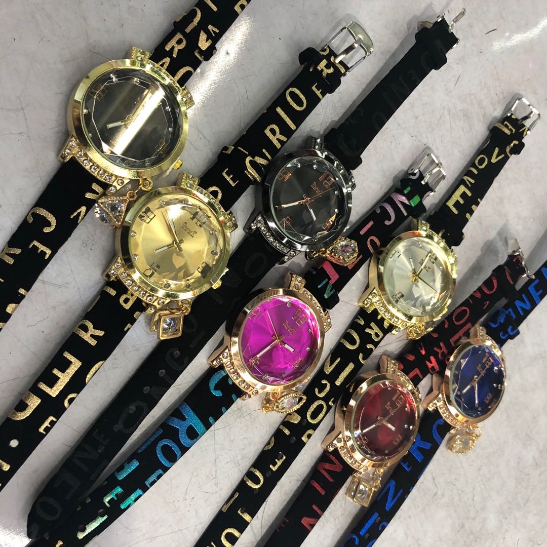 A fashionable and trendy ladies' watch with a small dial, a simple and waterproof Korean version for female students, and a velvet letter strap