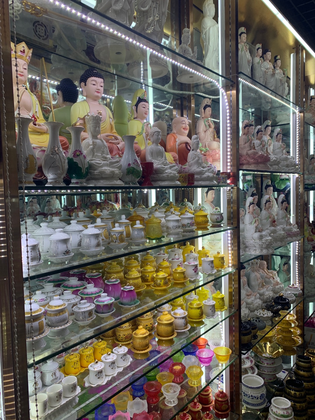 Auspicious Buddhist utensils describe pic - 1
