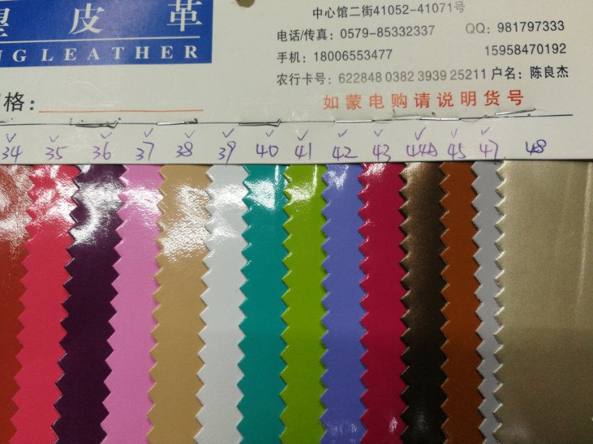 كمية كبيرة من نسيج أحذية المدرسة الثانوية في حقيبة صغيرة منخفضة Specification image