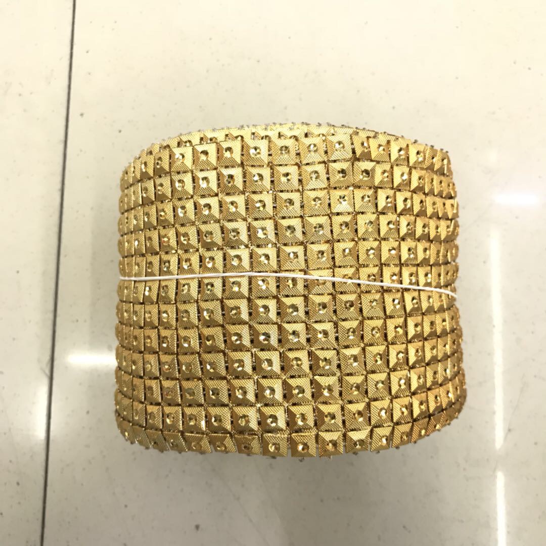 The golden sequined rhinestone combination of clothing accessories is in stock for a royal and luxurious style details Picture