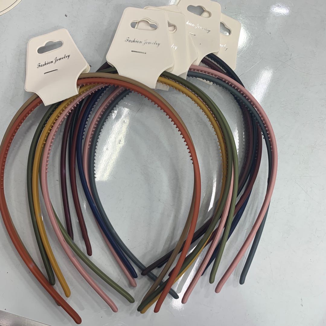 The new Korean version of the candy-colored matte headband features a sweet and color-blocking double-stripe headband