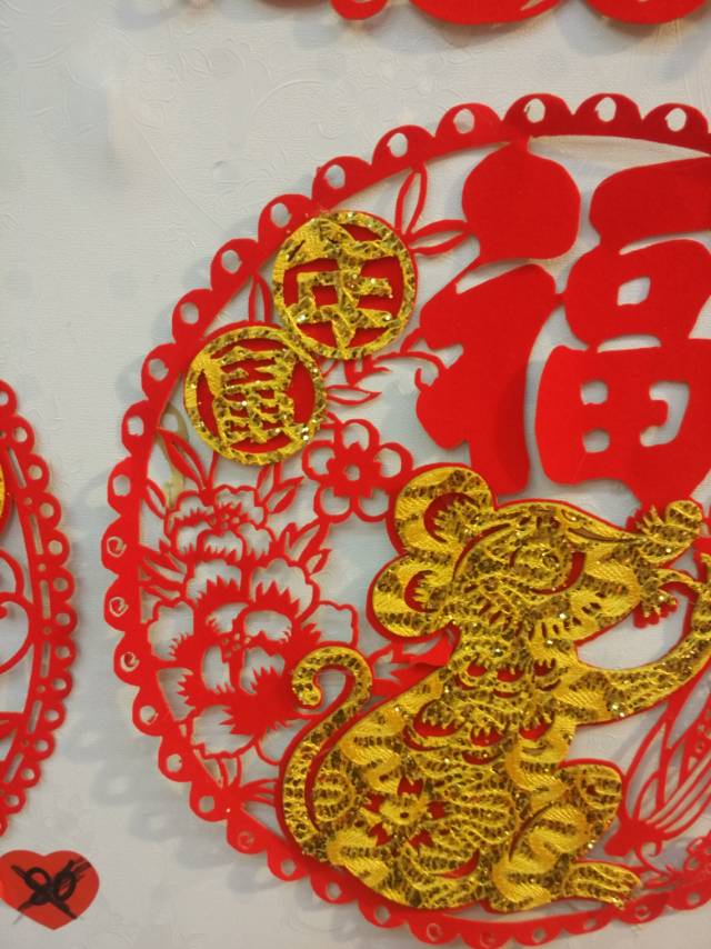 Hollowed-out window flower pendants with the character "Fu" are decorative handicrafts for the Spring Festival, suitable for festive occasions Specification image