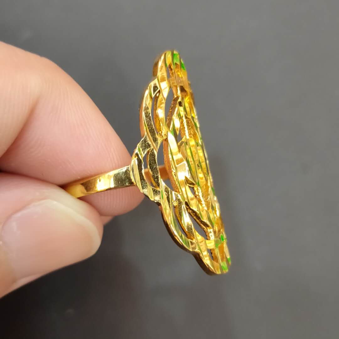 A new engraved pattern accessory large ring imitating the elegance of gold for both men and women details Picture