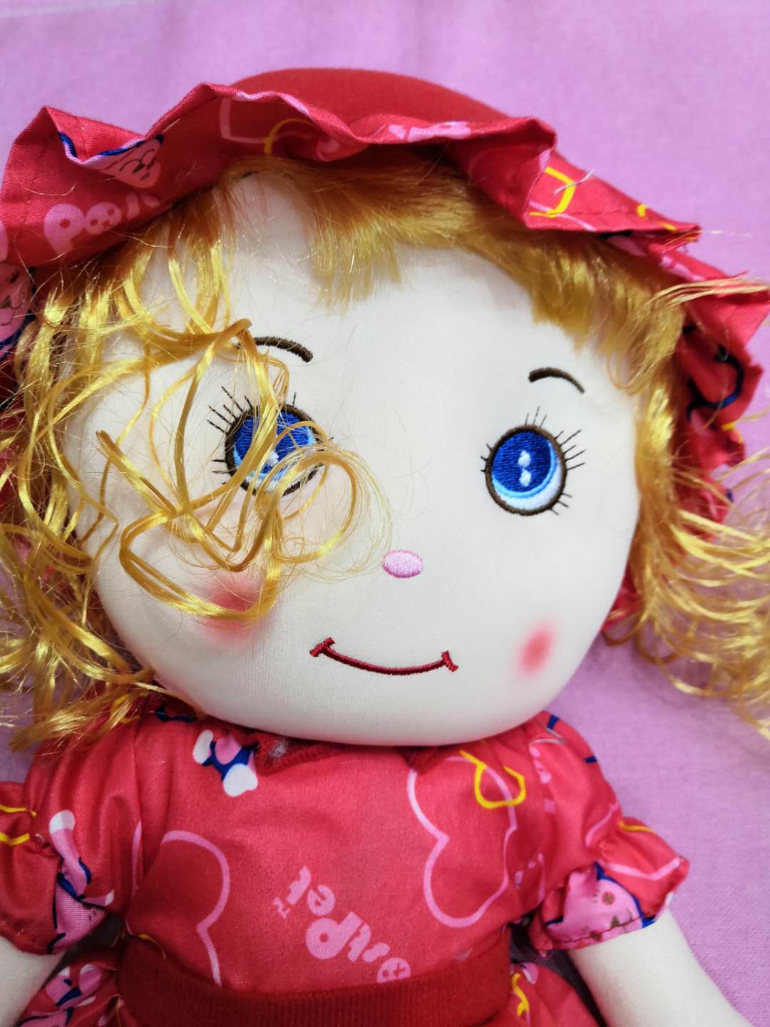Golden wig, wavy hat, heart-shaped dress, big-eyed doll, plush toy details Picture