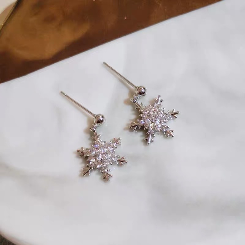 Factory direct sales of exquisite snowflake-shaped women's earrings with diamond flowers, Han Han accessories, Han Han accessories