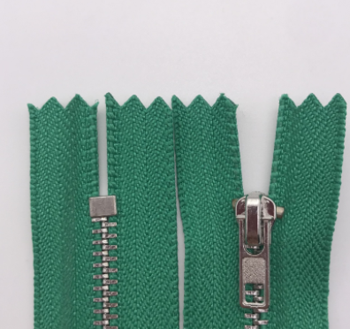 厂家直销8号树脂闭尾口袋拉链羽绒服现货