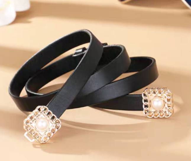 This simple and versatile Korean top-grain cowhide small belt with fine decoration pairs well with a dress and a fashionable waist chain