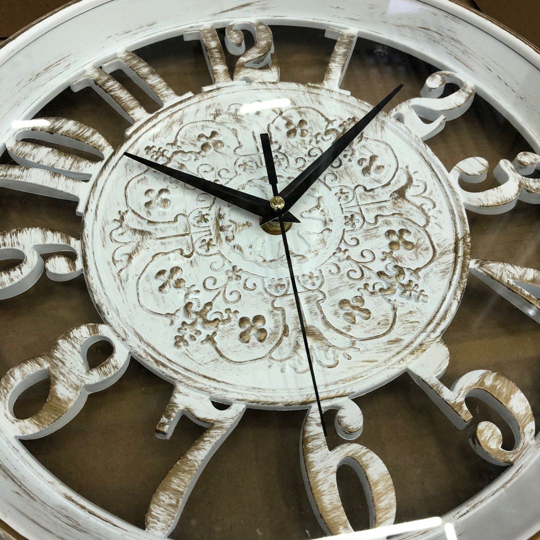 الخشب اليوروفورم الاوروبي هو عبارة عن نموذج مبتكر، وهو عبارة عن ساعة جدارية بيضاء في غرفة المعيشة Specification image