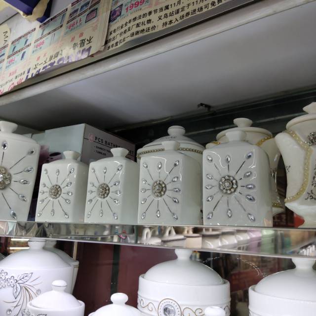 白色陶瓷长方体罐子，茶罐糖罐产品图