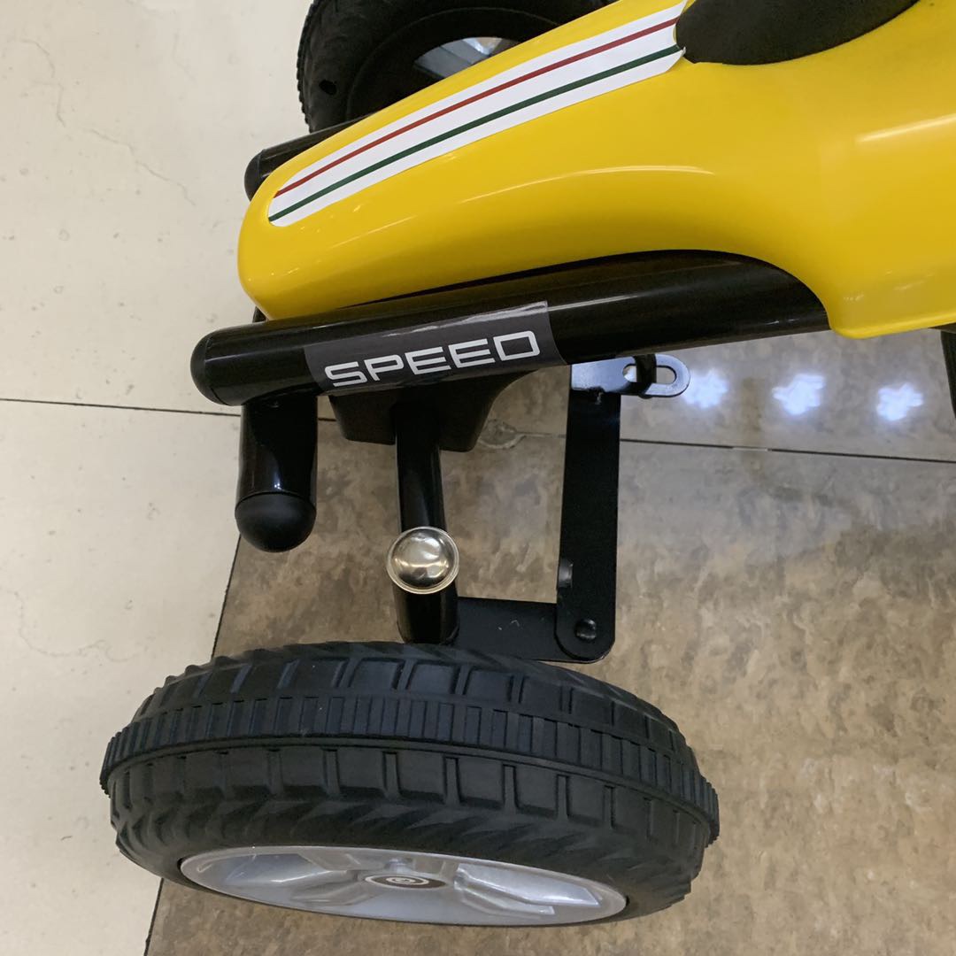 Children's go-karts with four-wheel pedals allow kids to ride bicycles details Picture