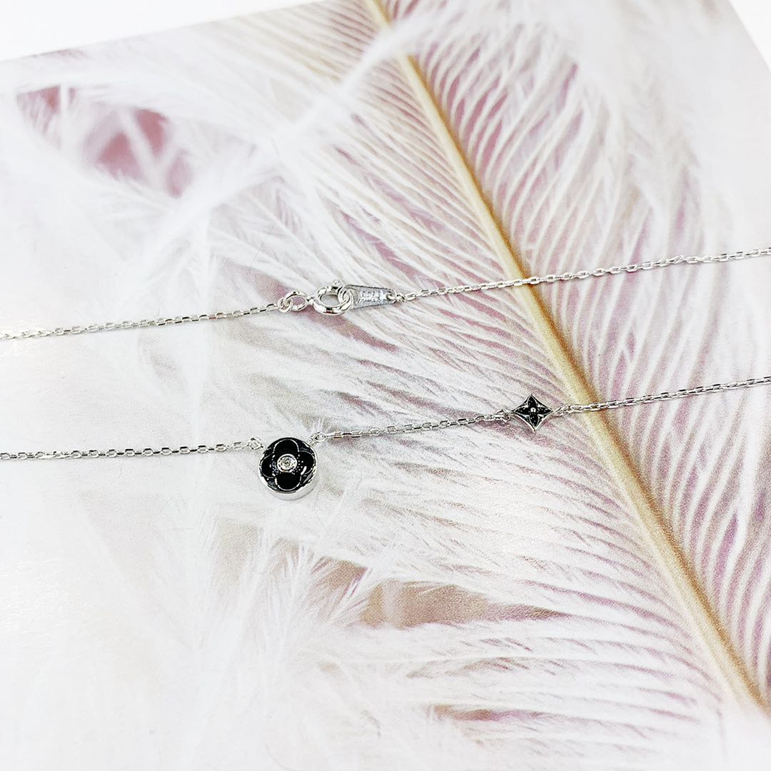 The small flower pure silver necklace is simple, versatile, fashionable and fresh, and a best-selling collarbone chain details Picture