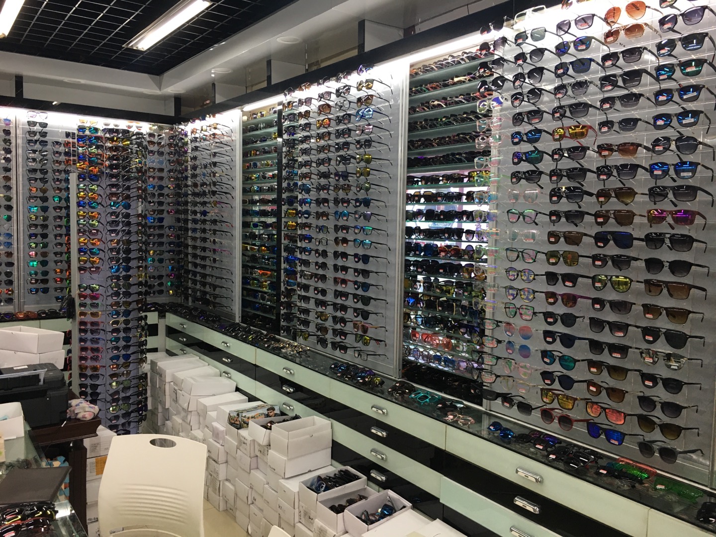 Yiwu Yongqingyuan Optical Glasses Store's sunglasses and optical lenses describe pic - 1