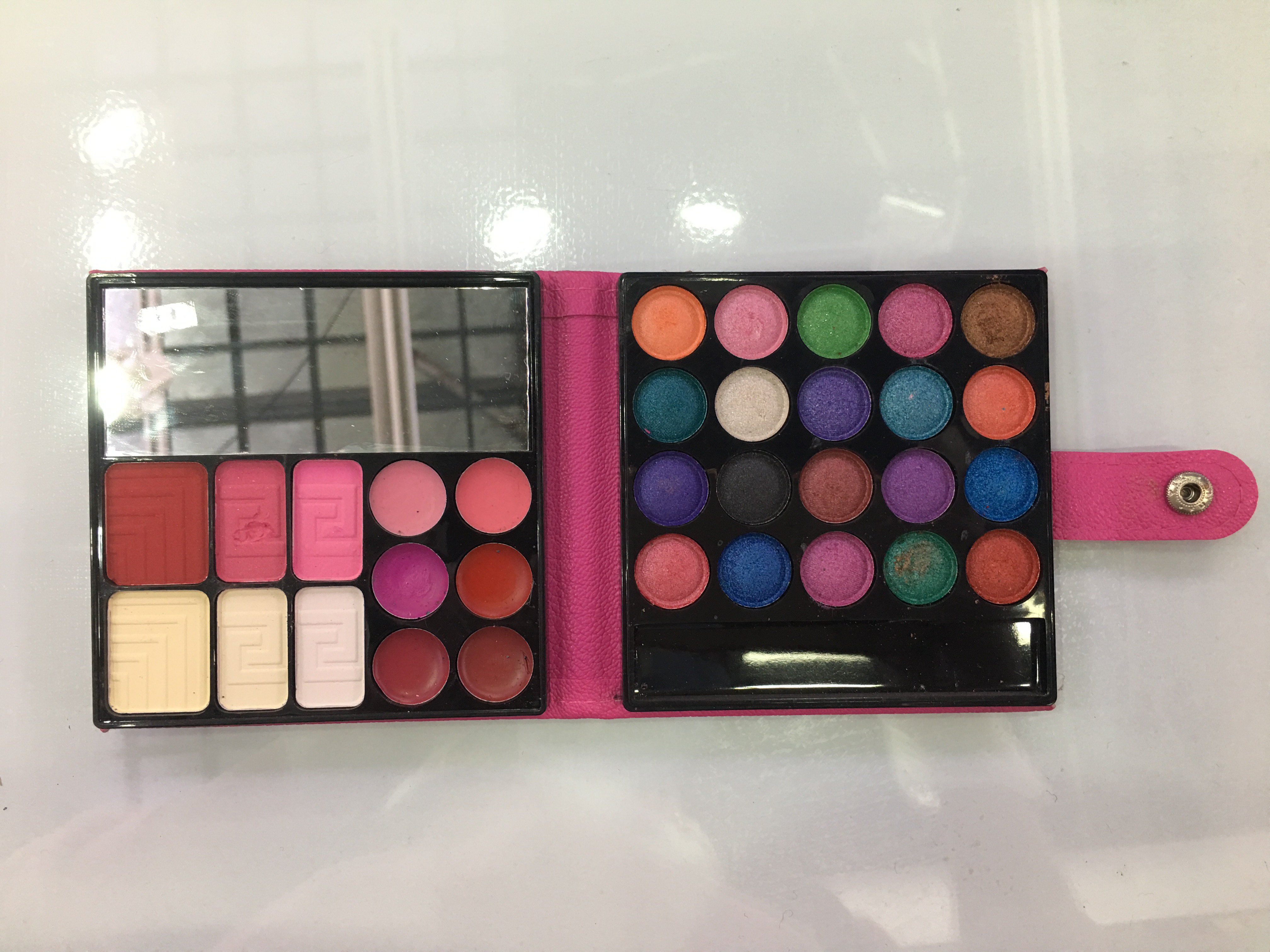 Beginner's leather bag 32-color make-up box multi-color eye shadow, blush lipstick powder set box eye shadow box