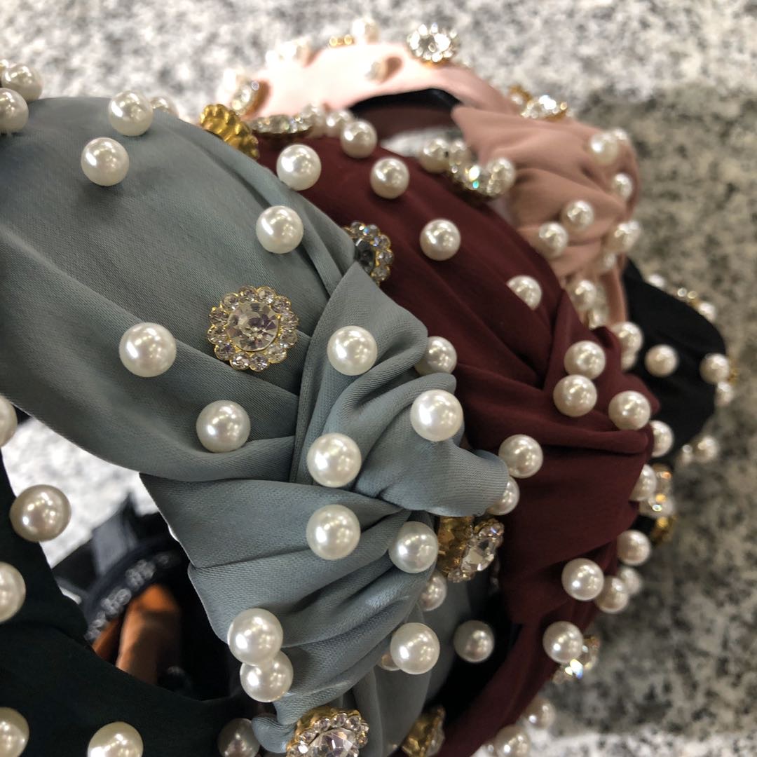 The wide-edge diamond hairband with diamond and pearl is versatile. The headband for going out makes the face look smaller. The hairpin is super fairy-like, forest-style and V-shaped details Picture