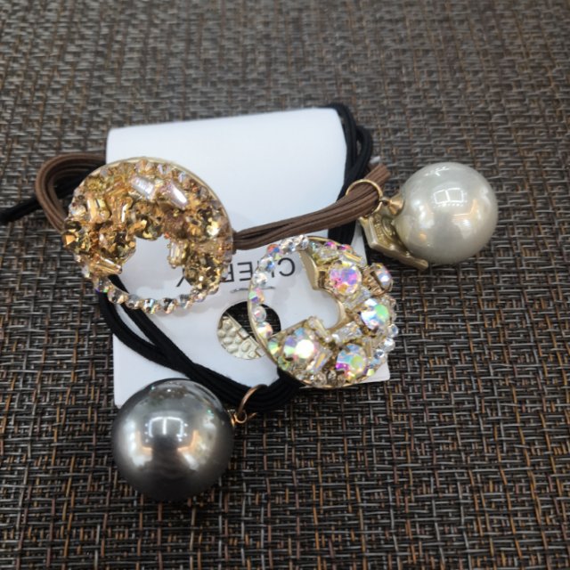 The popular hair tie in Dongdaemun, South Korea, features a water diamond rainbow hair tie, a colorful girl's bell hair band, a hair tie and a hair band headwear