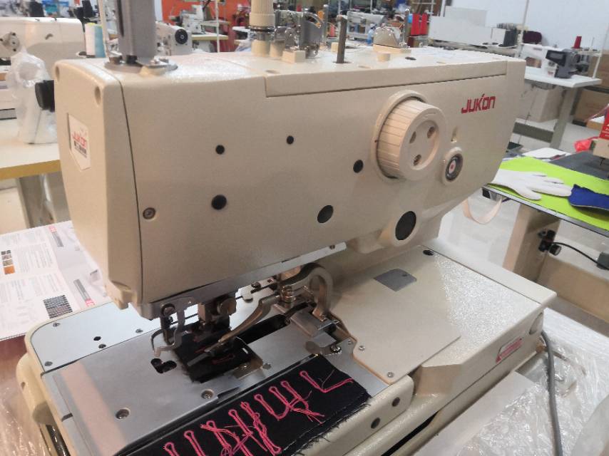 重工牌高速电脑圆头锁眼机9820产品图