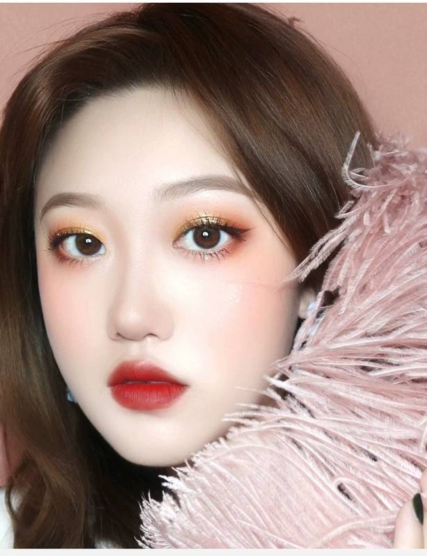 彩妆璀璨夺目链条限量眼影盘网红超火平价大地色眼影美妆产品图