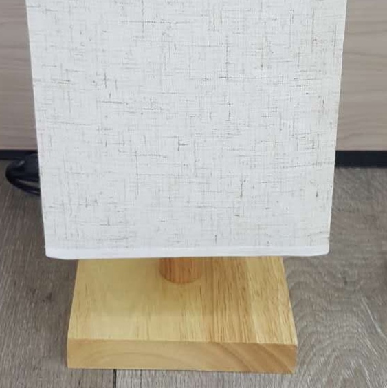 A square three-dimensional shaped small desk lamp in a simple style for bedrooms and studies details Picture