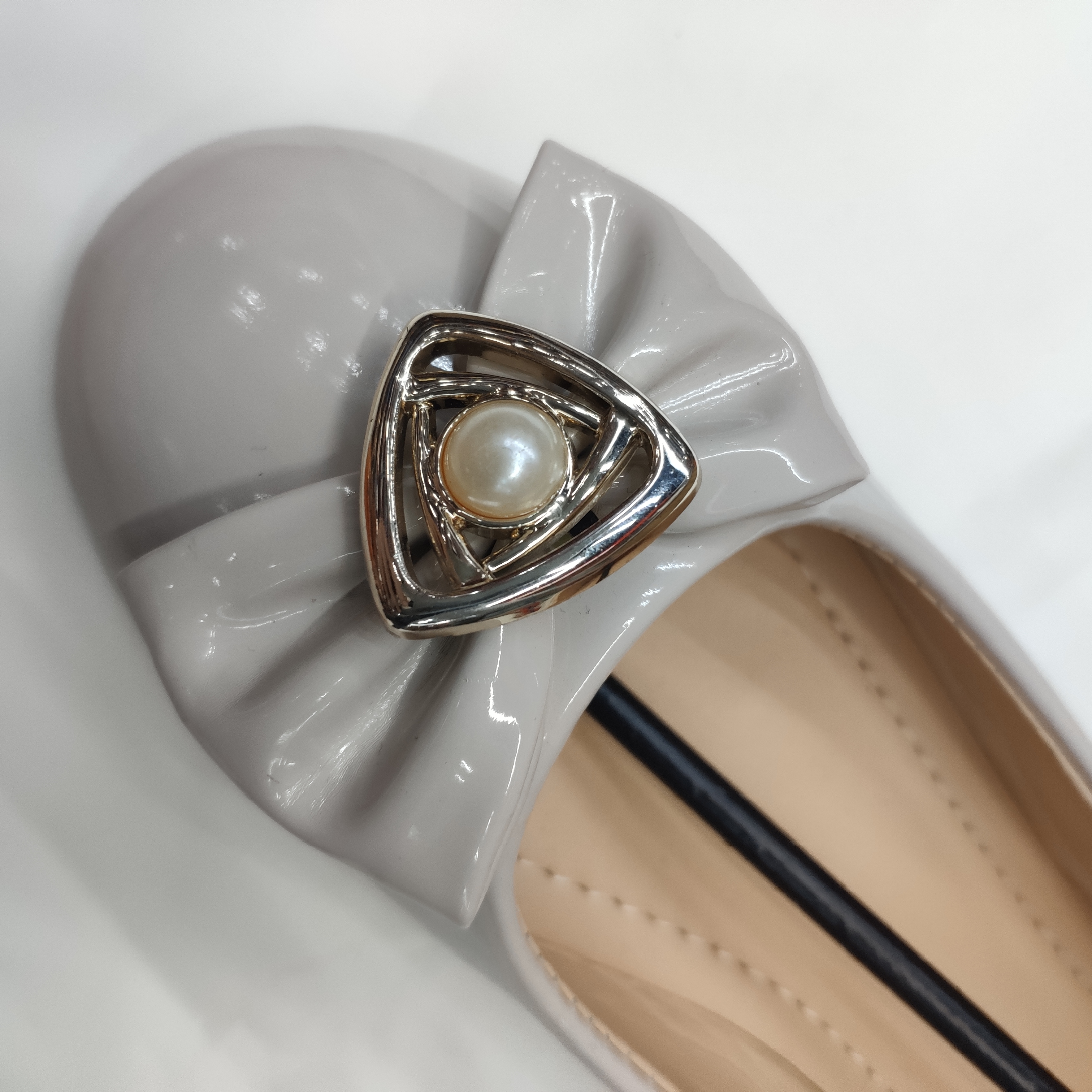 外贸批发女士浅灰珍珠金属扣蝴蝶结皮鞋平底鞋细节图