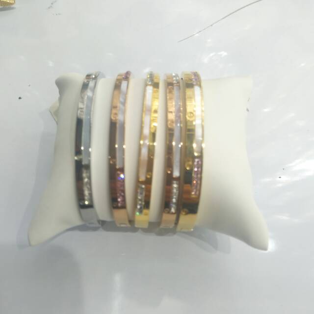 European and American style finished bracelet jewelry is of high-end, elegant and of superior quality