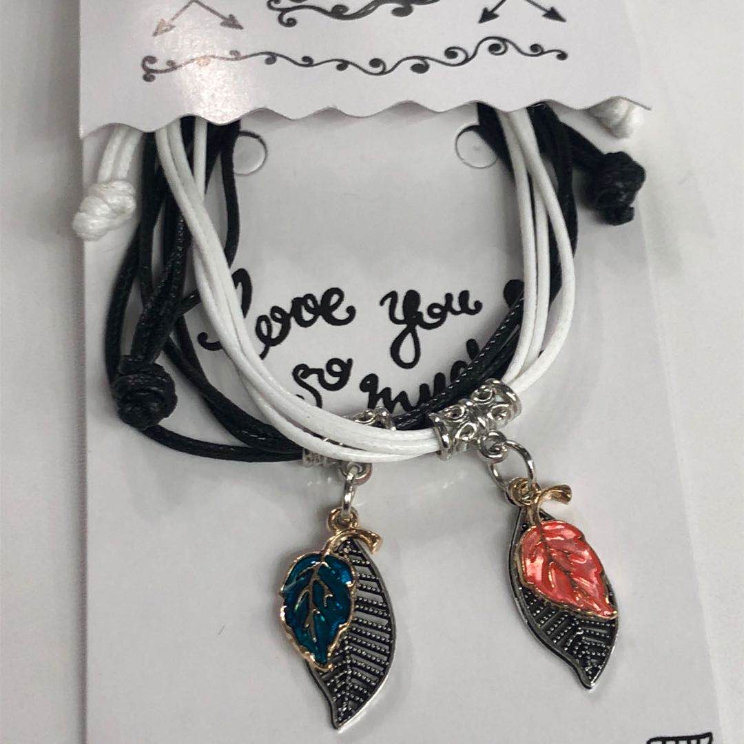 The hollowed-out leaf alloy pendant necklace is a fashionable, versatile, color-preserving and anti-allergy trendy and popular accessory