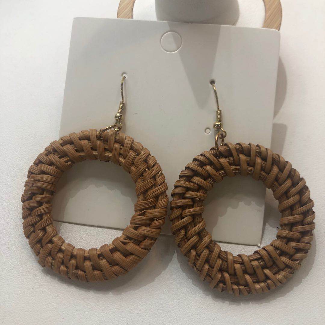 Korean version of the simple holiday style small pure and fresh fashion earrings senior earrings lovely sweet elegant earrings thumbnail