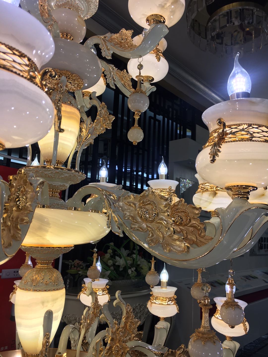 鼎居灯饰旗下欧式富贵花开粉紫玉吊灯现代简约轻奢细节图