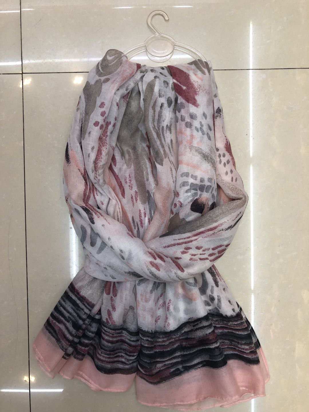 女士时尚潮流爆款巴黎纱印花雨点长巾细节图
