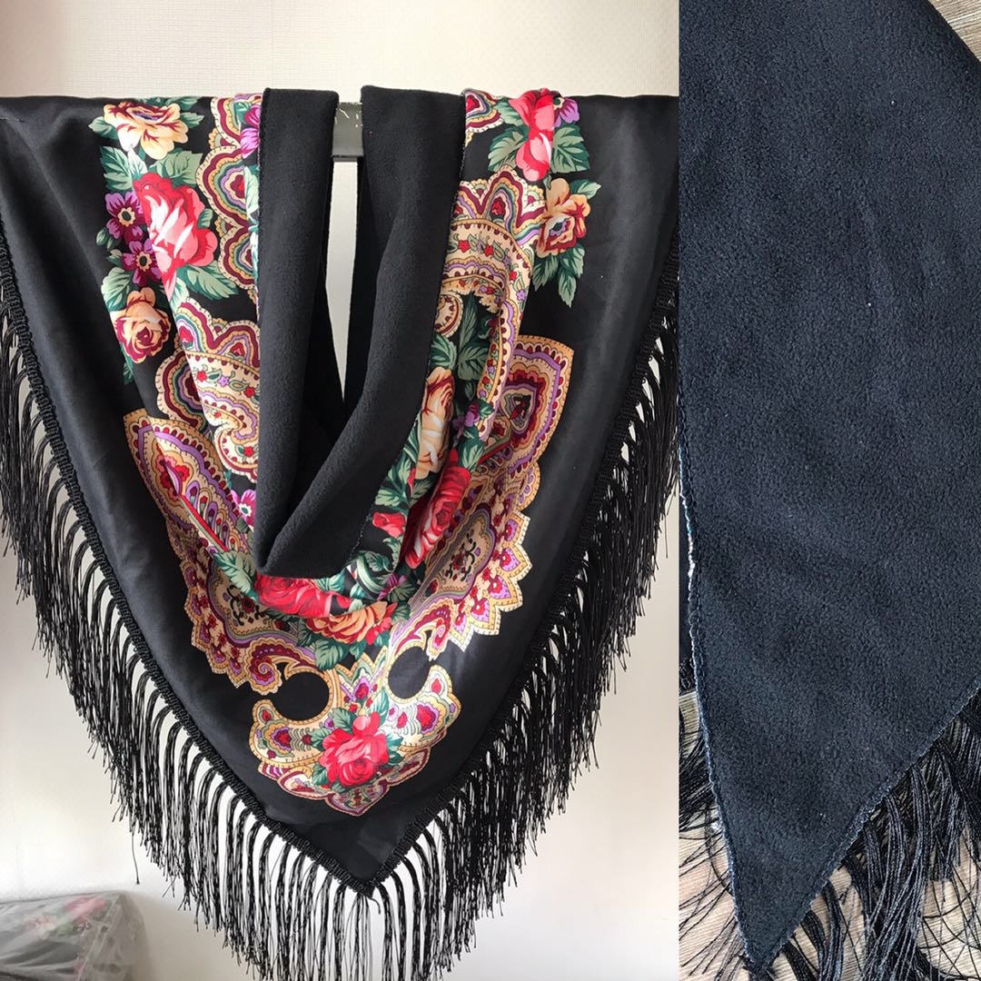 Ladies' scarves are a must-have in autumn and winter thumbnail