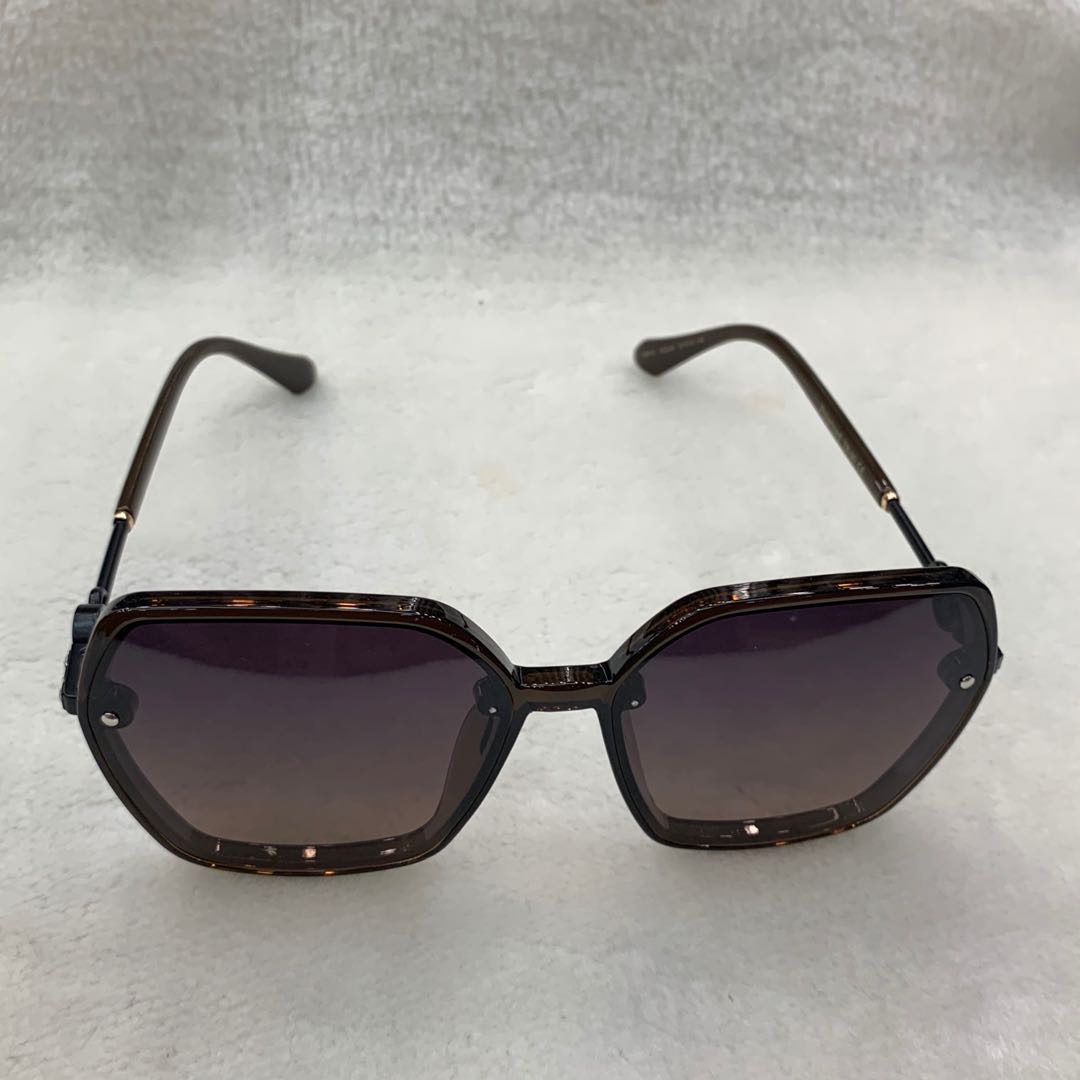 Polarized sunglasses with pinkish-purple gradient lenses and black frames details Picture
