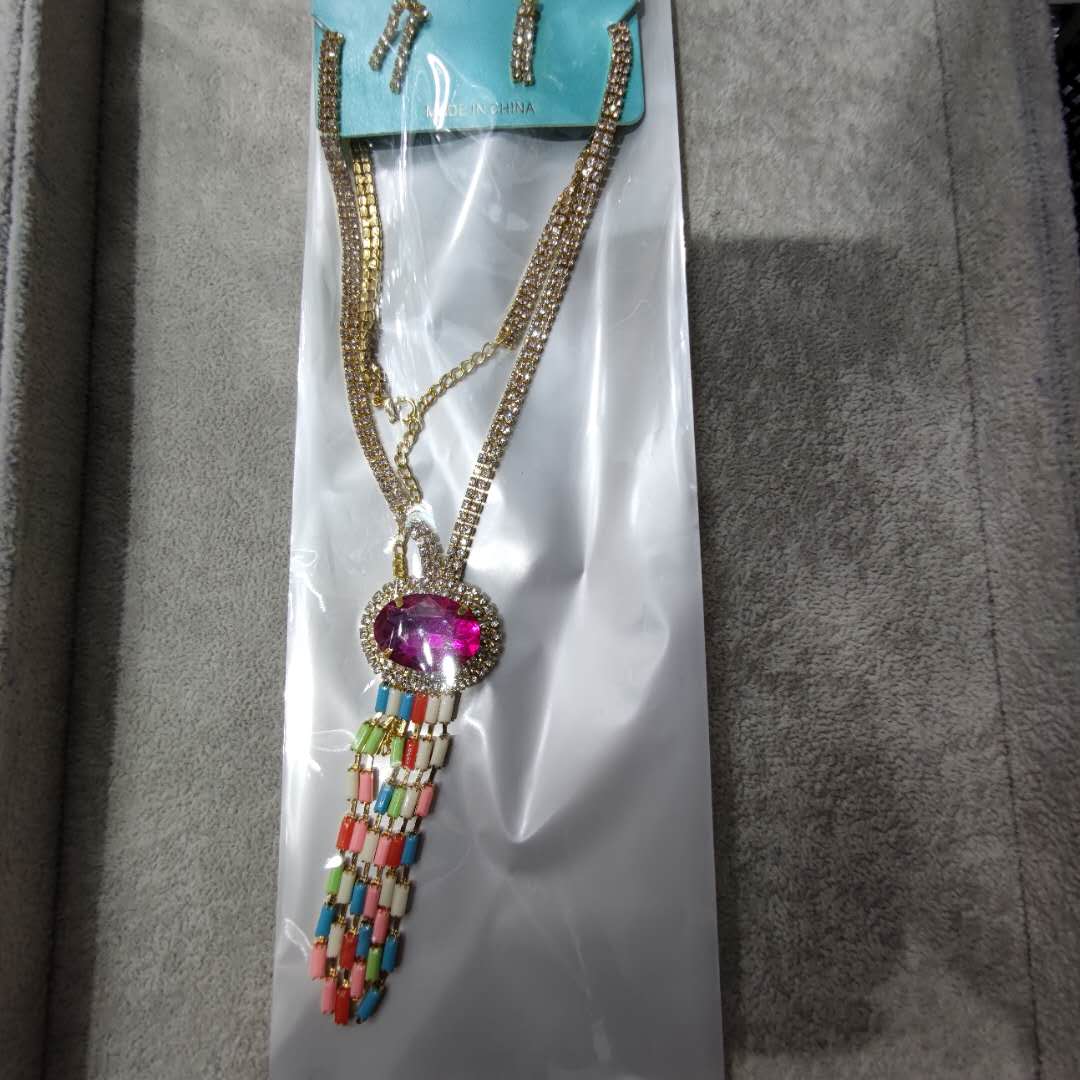 The pink gemstone claw chain necklace is a popular and versatile accessory with a fashionable and elegant European and American style