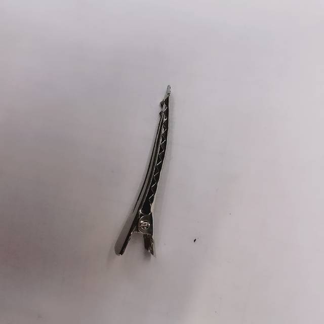 Xuebo Jewelry Accessories DIY Factory specializes in the processing of hand-held gripper straight clips, bb clips, gripper hair clips, hair bands, hair combs, and other handcrafted accessories and hair accessories