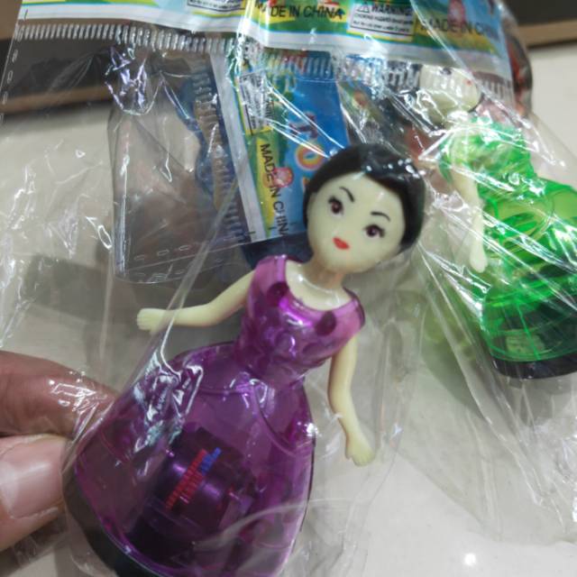 儿童塑料赠品玩具娃娃款。