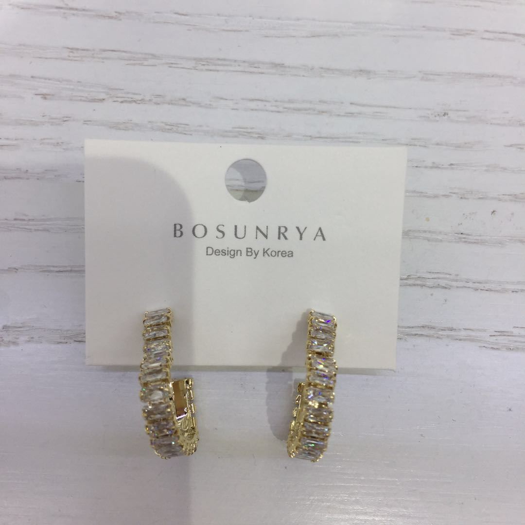 European and American exaggerated European and American copper gold-plated with colored diamonds and zircon, fashionable and popular C-shaped ear ring metal crystal jewelry details Picture