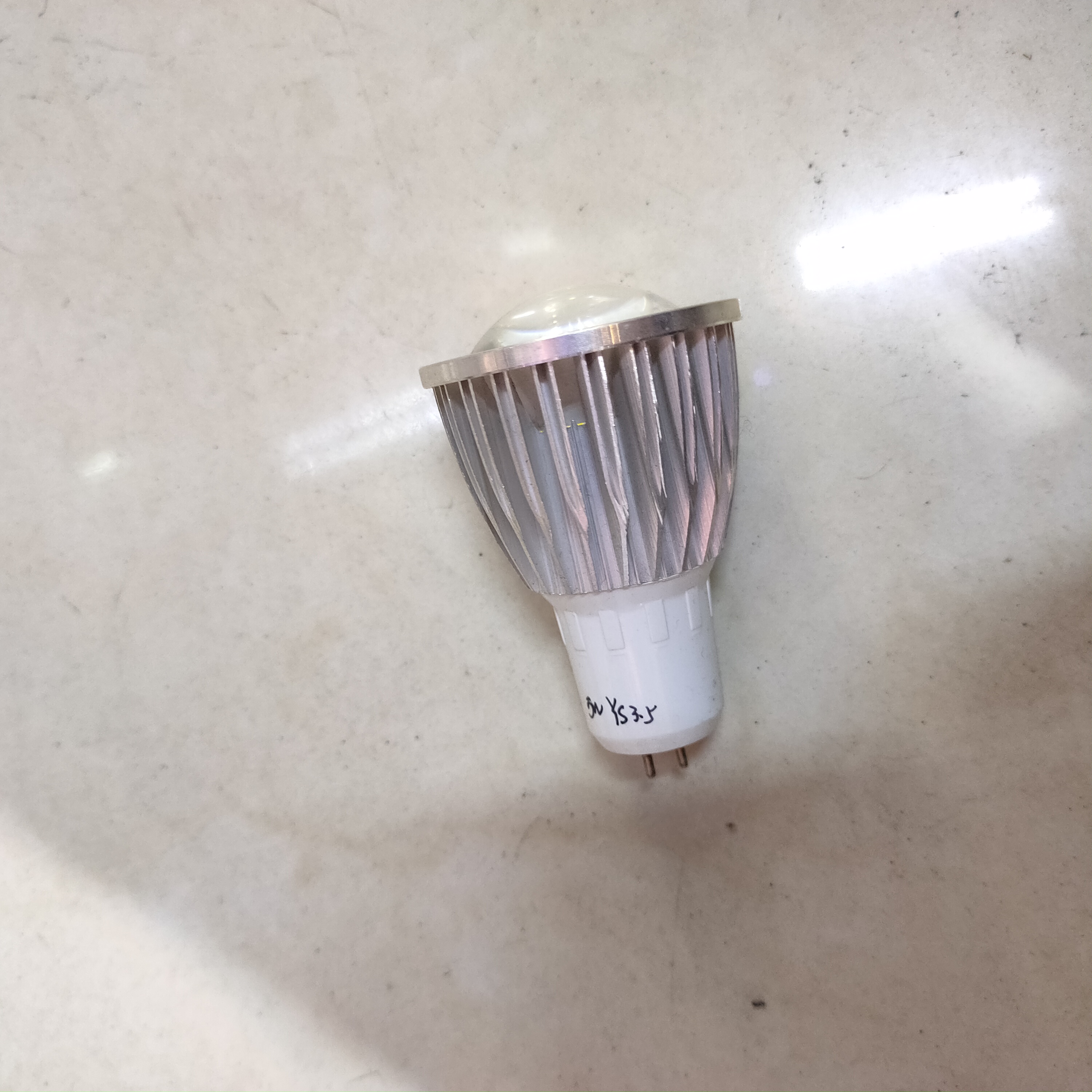 led球泡灯  厂家直销led平头款灯泡家用室内照明节能灯产品图