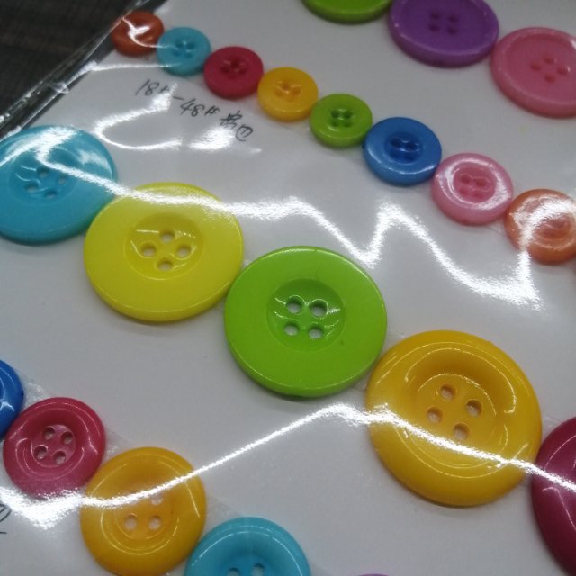 Manufacturers Direct Sales Color Resin Four Eyes Fine Edge Button Qq Child Diy Handmade Buttons Children's Shirt Uniform Buttons Color Buttons Plastic Buttons Specification drawing