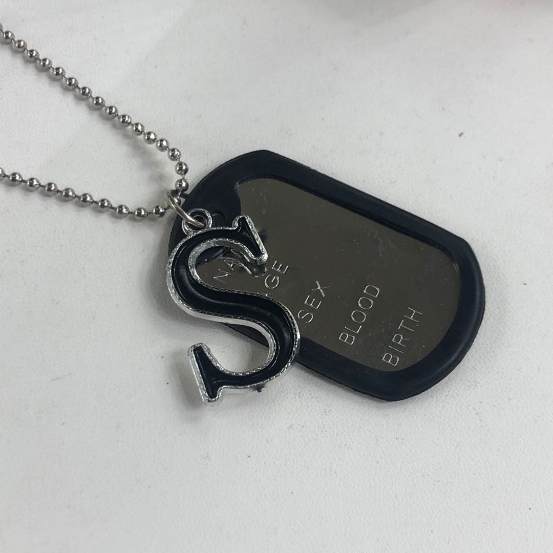 Black plate letter pendant necklace, color-preserving, anti-allergy, elegant and versatile, a popular online celebrity necklace accessory