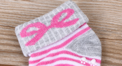 粉色条纹防滑点蝴蝶结图宝宝袜舒适透气童袜产品图