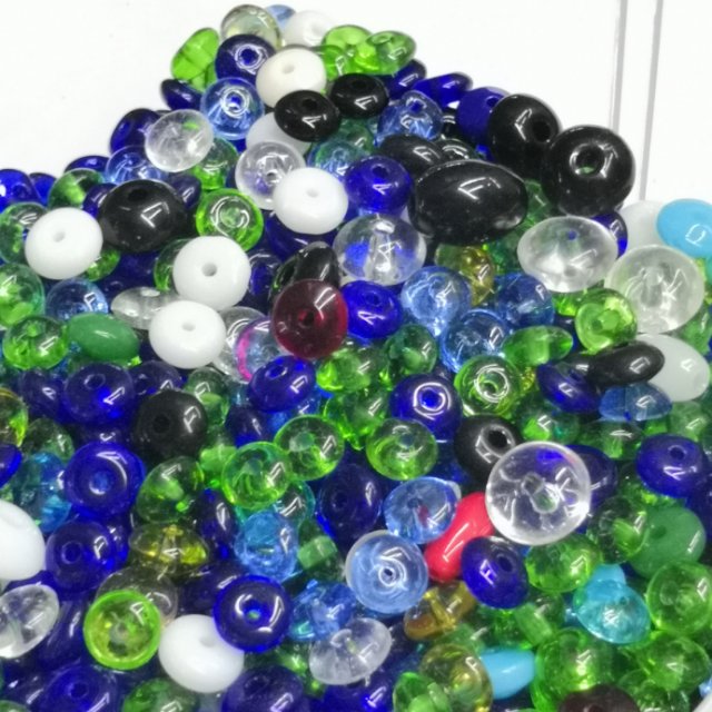 Wholesale of small-sized colored glass beads, crepe beads and lacquered beads jewelry accessories in stock details Picture