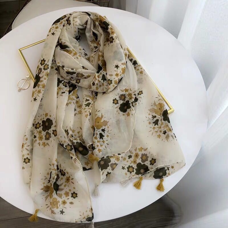 A thin beach towel for both spring, autumn and winter, suitable for both scarves and shawls