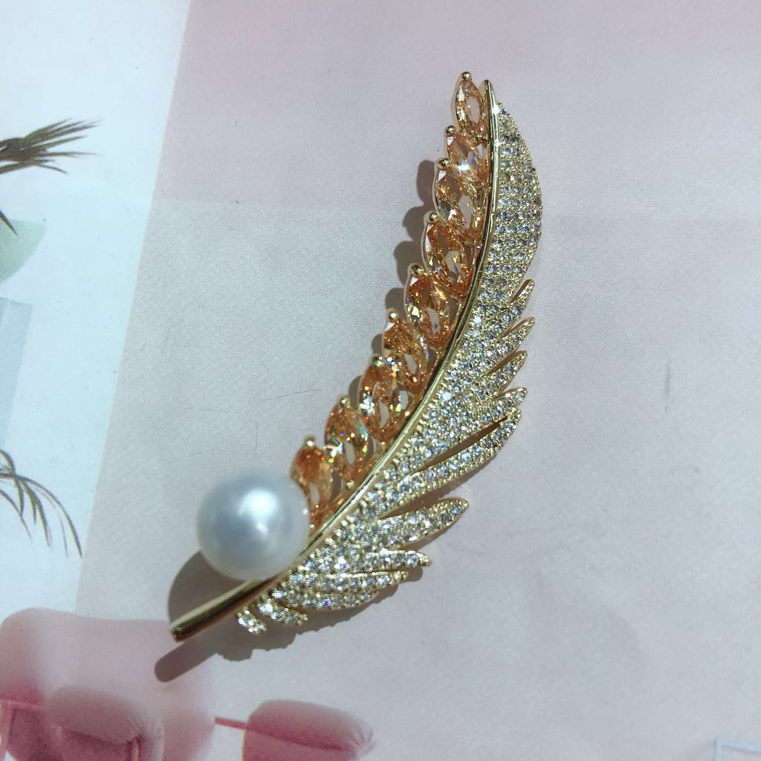 Fashionable and elegant gold plated set diamond feather brooch luxurious temperament female corsage thumbnail
