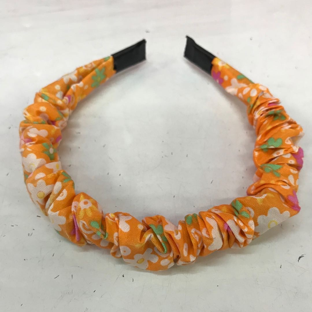 The Korean-style simple hair band is a versatile and elegant accessory for going out in autumn and winter. It features a forest-themed, ethereal hair-pressing style and is a popular and fresh headwear for young girls