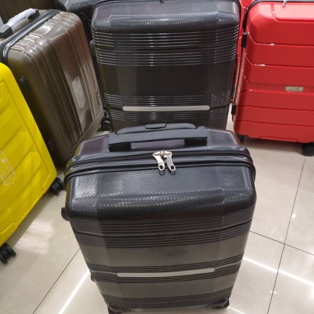 The Golden Classic Black 1903 model trolley cases are available in various sizes Specification image