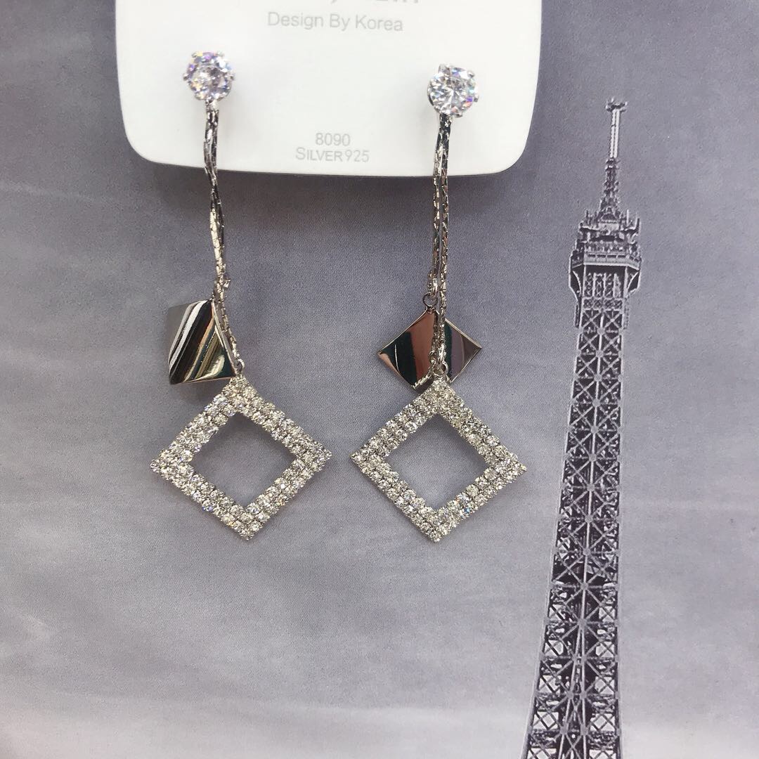 Simple yet luxurious, slightly inlaid earrings with elegant geometric patterns, long earrings