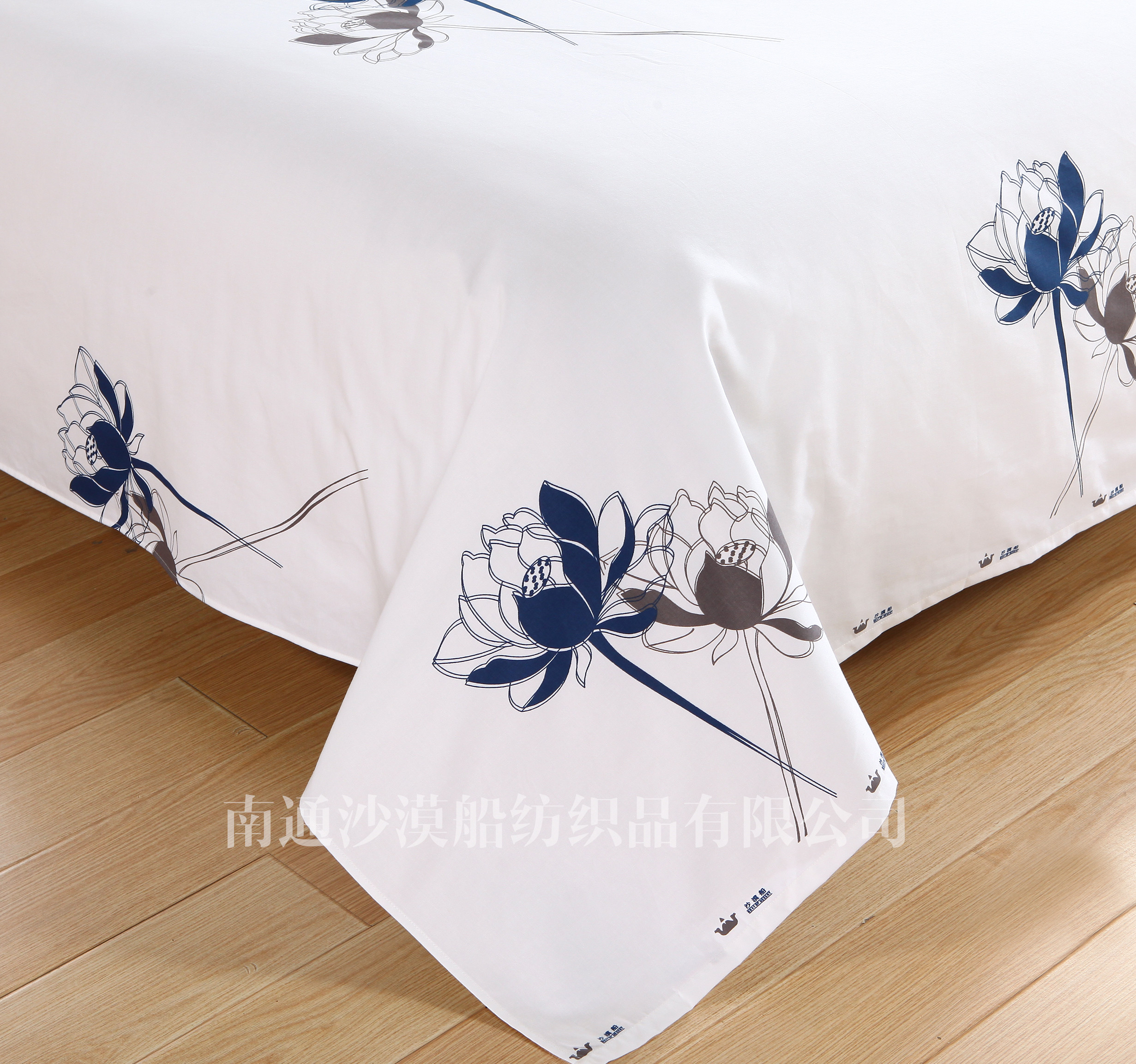 Bingti Lotus High-end Hotel four-piece bedding set, made of all-cotton Gongsatin fabric and featuring high-end printing techniques, is a homestay hotel details Picture